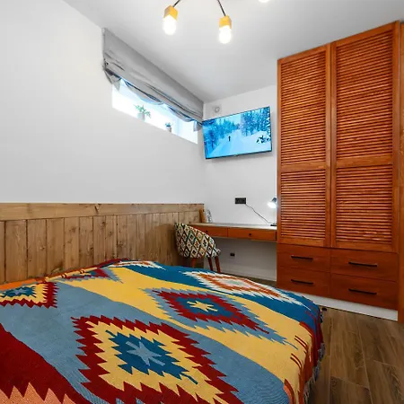 Chalet Freeman-2a 4місний з кухнею, терасою, грилем - на увесь перший поверх котеджу Bukovel